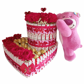 Hartvormige Drielaagse Snoeptaart met Knuffelbeer & Rozen – Kinder & Ferrero