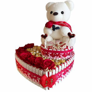 Hartvormige Luxe Snoeptaart met Witte Teddybeer, Rozen, Ferrero & Raffaello – Luxecadeaumanden