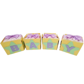 Baby Decoratie Blokjes – Geel met Paars – Handgemaakt Cadeau of Babykamerdecoratie