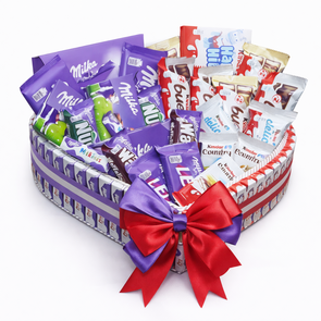Handgemaakte Hartvormige Snoeptaart met Milka & Kinder Chocolade - Luxecadeaumanden
