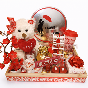 Handgemaakt Valentijn Dienblad Deluxe – “LOVE” Cadeau met Chocolade & Beer